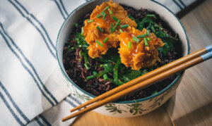 Asian-style chicken and rice Curry rice with chicken – Indian cuisine on your plate