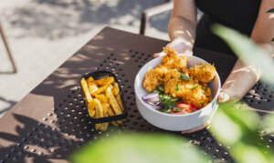 outdoor dining How to serve dishes in an outdoor dining area?